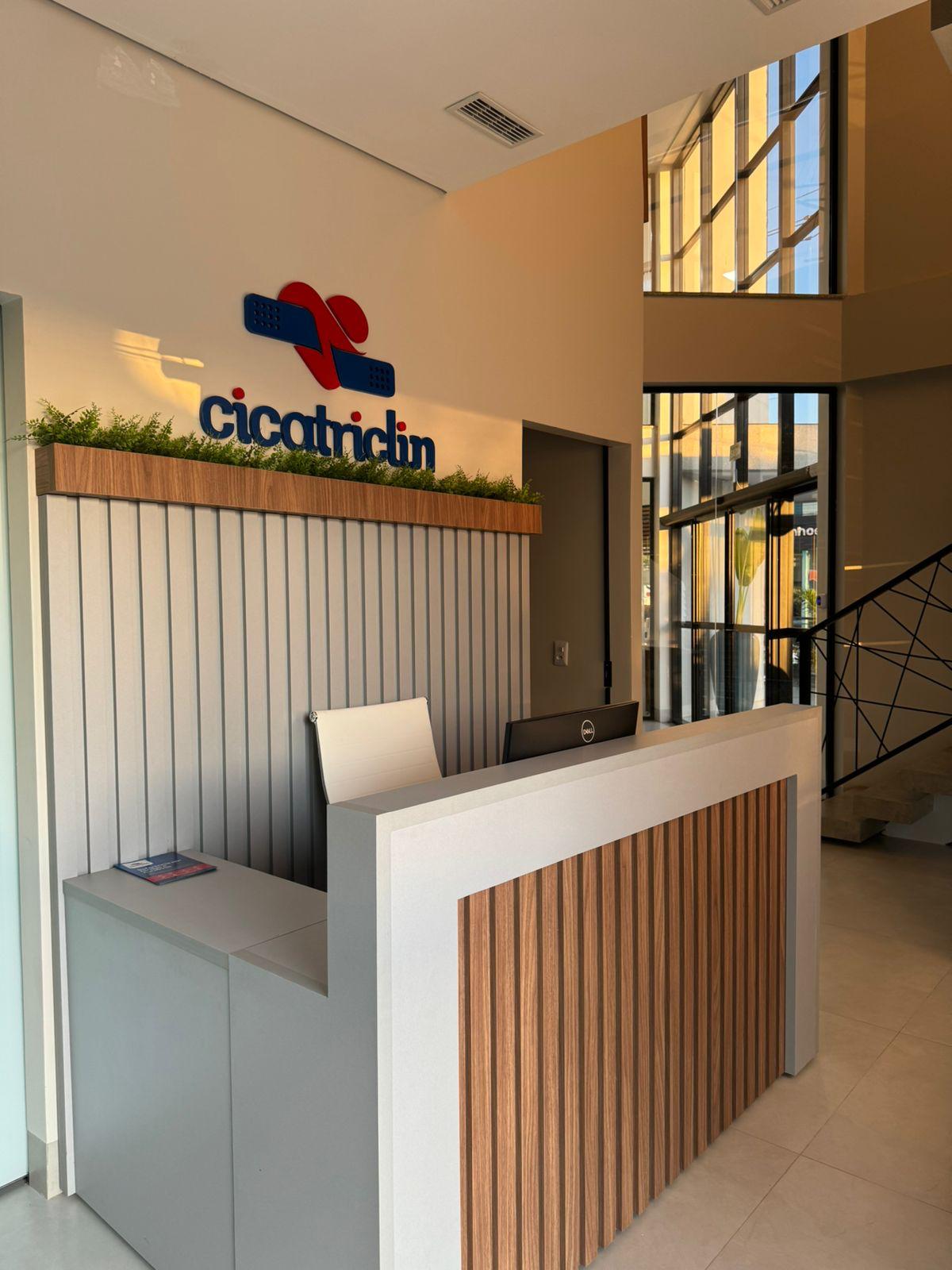 Recepção da Cicatriclin Araguaína com balcão e logotipo